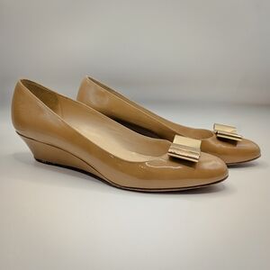 ✨ Kate Spade Roxana Parent Leather Wedge Pumpin Tan & Gold Bows - Size 8